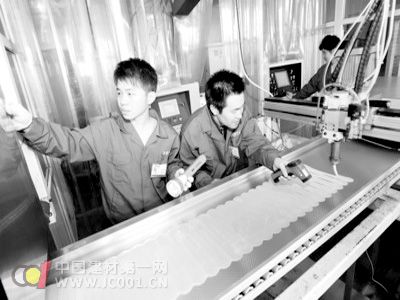 合肥市经开区某节能公司“罗宝外墙保温装饰一体化板”生产线正式投产