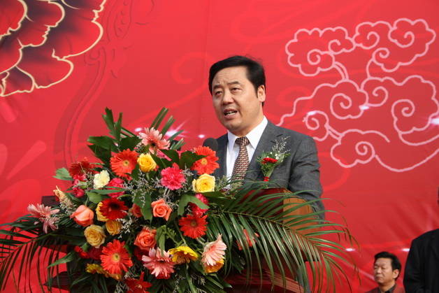 县长全新明主持奠基仪式