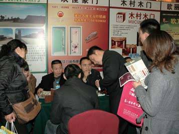 欢佳豪门杨益红总经理正在接洽经销商
