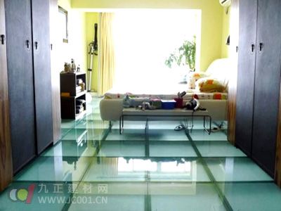 地板行业新面孔——玻璃地板亮相
