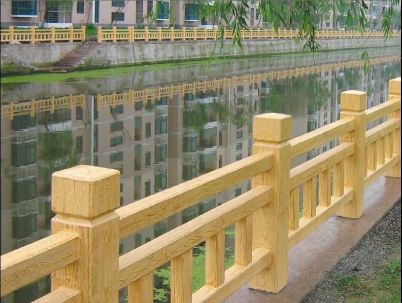 1、仿木栏杆内部结构造型 内部结构造型是仿木制作的第一步也是基础,它决定了仿木栏杆整体形状的优劣。比较正规的仿木栏杆制作团队都是按照园林设计师事先设计好的图纸造型,但是现实当中大多数仿木栏杆制作电焊人员都是按照自己想法造型。把内部造型造好以后,然后把准备好钢丝网铺上,为后续的表面造型做铺垫。