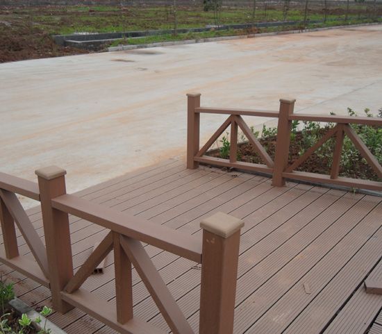 木塑(或称塑木)是一种新型建材,广泛流行于北美国家。具有防腐耐湿,耐候,不蛀虫,不含对人体有害物质,自带色彩,不用油漆,使用寿命长,可回收循环使用的环保新材料。用作室外园林景观,市民广场等设施具有很强的木质感,完全可以替代天然木材,效果非常好.。 塑木产品的主要特点: (1)采用高科技,利用废弃塑料及植物秸杆,通过高温压制成的塑木复合材料,是一种典型的环保制品: (2)本材料吸水率仅为0.