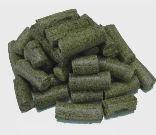 盘式木材削片、木片机、木材切片机是我厂盘式木材削片机的各种系列产品。我厂盘式木材削片机的刀盘、飞刀、底刀、飞刀螺栓均采用特种钢材特殊制作而成。作为南方木材削片厂家的佼佼领先者,我远东机械厂针对南方的速生桉木、松木和北方的杨木、槐木不同的材质纹理结构经过多年的跟踪实践,反复实验,摸索出了各种树种的最佳进料角度,并开发出了更适合于切削速生桉木、松木等南方树种的新一代刀盘式木材削片机,使得切削出来的片料薄而均匀、整洁而靓丽。