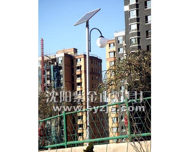 系统原理:系统工作原理简单,利用光生伏打效应原理制成的太阳能电池白天太阳能电池板接收太阳辐射能并转化为电能输出,经过充放电控制器储存在蓄电池中,夜晚当照度逐渐降低至10lux左右、太阳能电池板开路电压为4.5V左右,充放电控制器侦测到这一电压值后动作,蓄电池对灯头放电。蓄电池放电8个小时后,充放电控制器动作,蓄电池放电结束。充放电控制器的主要作用是保护蓄电池。 太阳能发电系统: 工作原理: 白天,在光照条件下,太阳电池组件产生一定的电动势,通过组件的串并联形成太阳能电池方阵,使得方阵电压达到系统输入电压的